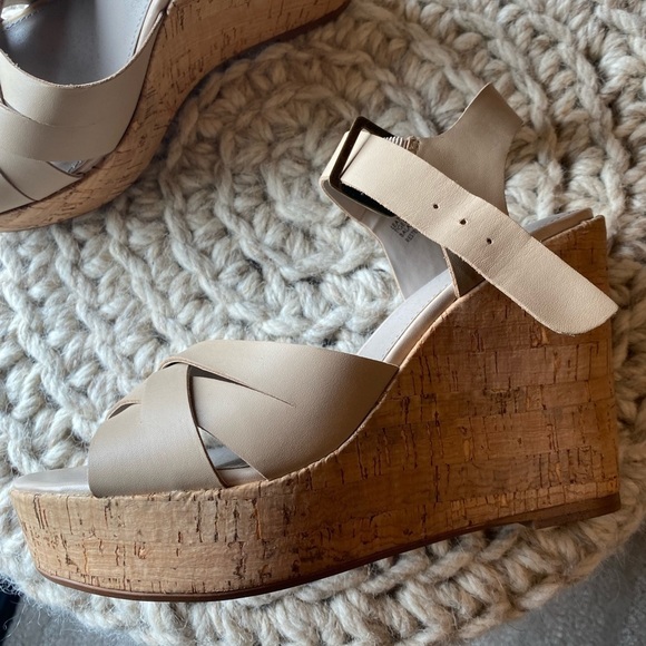 Hinge Platform Wedge Sandal  Tan/Cream Sandals Size 7 - Picture 2 of 4